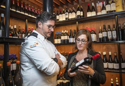 Aitor Esnal y la sumiller Beatriz Martinez en la bodega