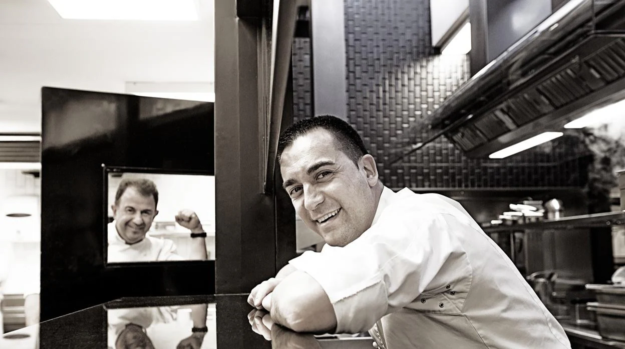 Paolo Casagrande, jefe de cocina de Lasarte, posa junto a Martín Berasategui en las cocina del restaurante triestrellado de Barcelona