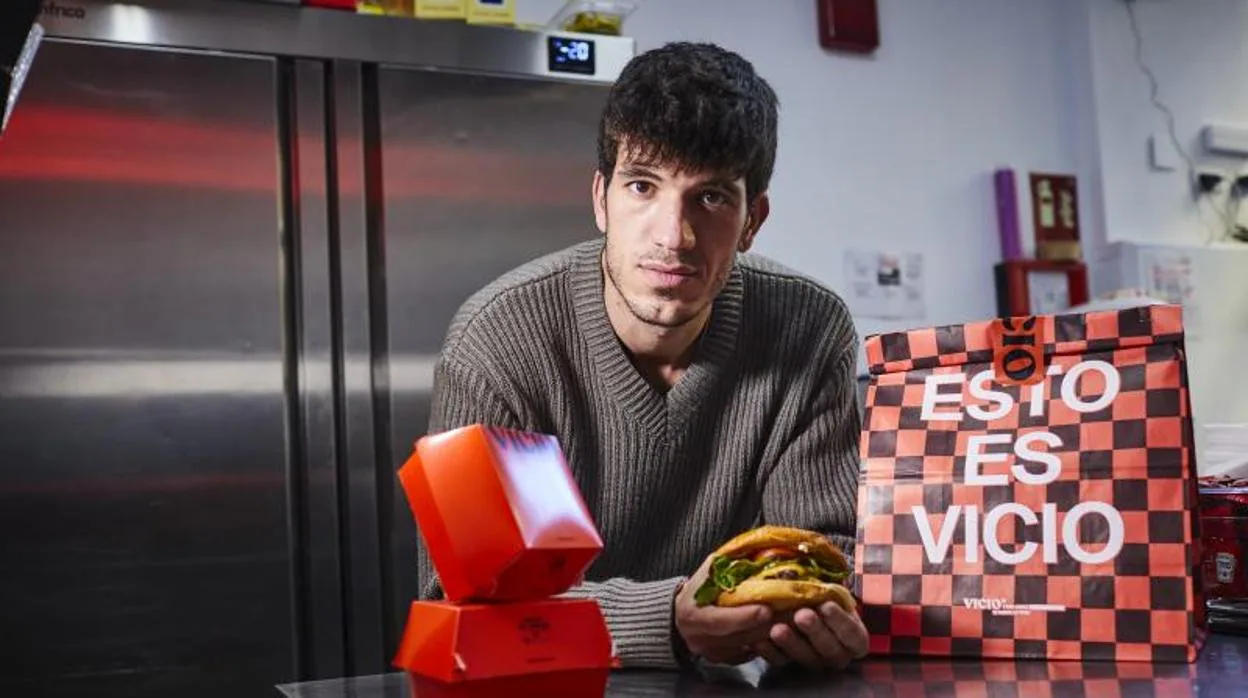 Aleix Puig, fundador y socio de las hamburguesas Vicio que se sirven en Barcelona y Madrid, posa en la cocina central que ha abierto hace poco más de un mes en la capital