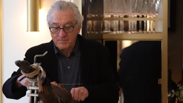 De Niro improvisa cortando jamón en el aperitivo del 'menú impagable' que le ha brindado Madrid Fusión