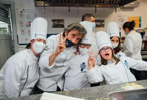 El chef Diego Guerrero junto a algunos de los niños que participaron el los talleres de cocina