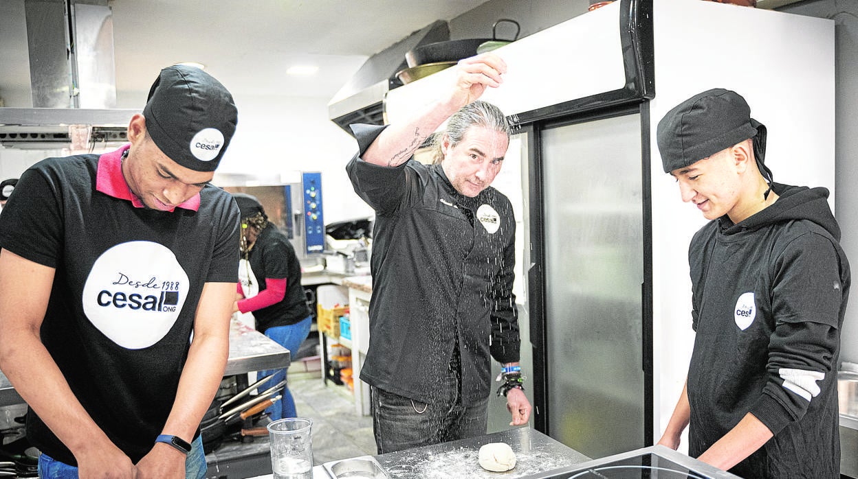 Chema de Isidro en la escuela de cocina de la ONG Cesal, en el madrileño barrio de Tetuán