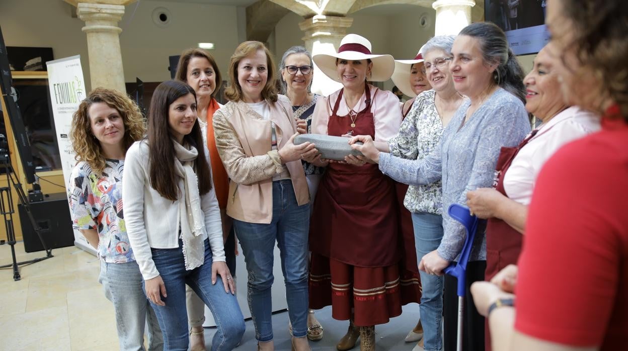 Picanteras peruanas y guisanderas asturianas, en la clausura de Féminas 2022