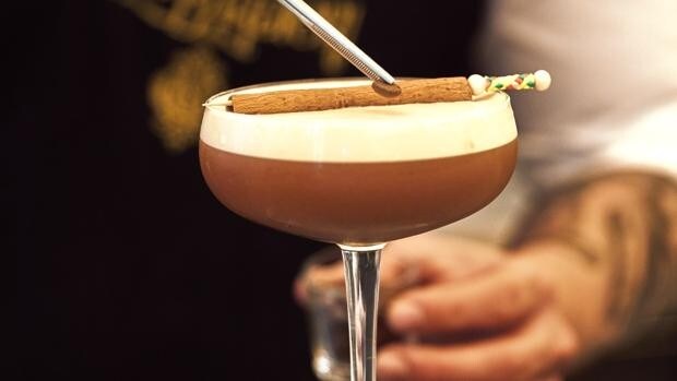 Del 'Albéniz Pornstar Martini' al 'Sabina Pisco Sour': tributo coctelero para beberse a personajes de Madrid