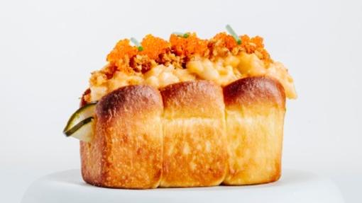 'Lobster fucking roll' relleno de bogavante con mayonesa de 'chili garlic', pepino encurtido y huevas de tobiko de la nueva carta Tapeo Fino de NoDrama, en Madrid