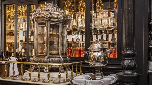 El lujo de comer con cubertería de plata en el primer restaurante que dejó entrar solas a las mujeres en España