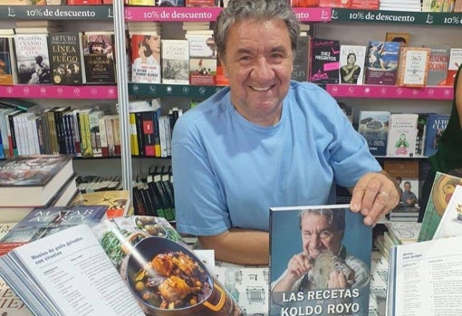 Koldo Royo en la firma de su último libro en la Feria del Libro de Madrid