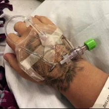 Imagen de la mano de Lovato en el hospital, que publican en el documental