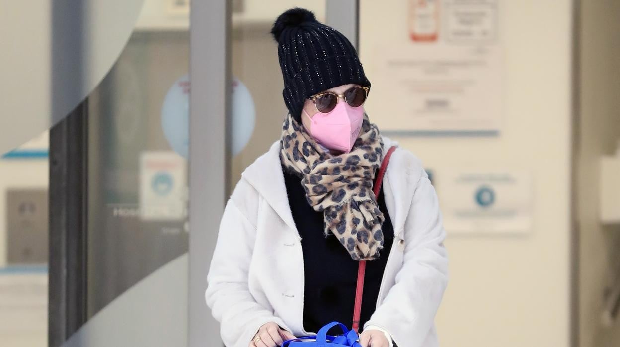 Lydia Lozano saliendo del centro hospitalario