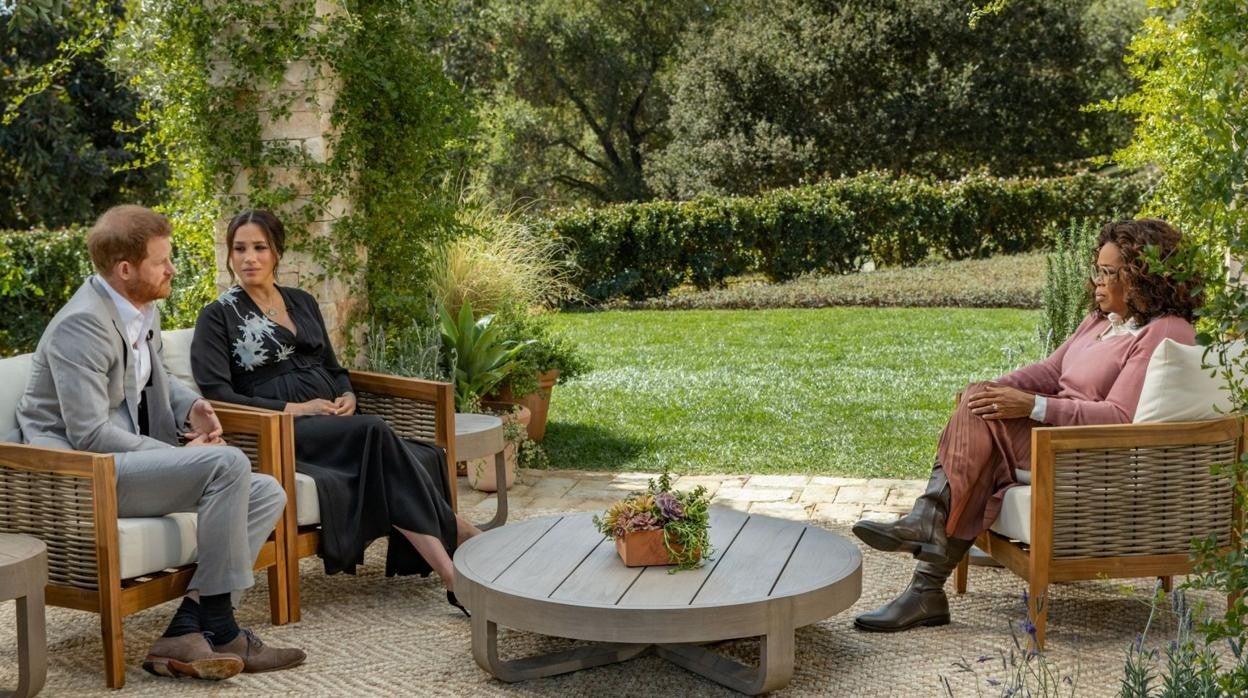 El príncipe Harry y Meghan Markle, en el jardín de la casa de Oprah Winfrey, durante la entrevista a la CBS