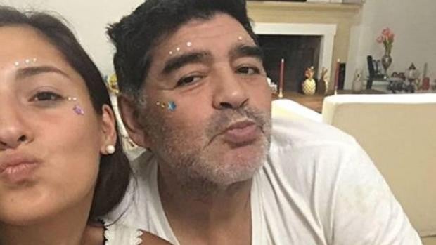 Escándalo: Revelan que Maradona consumía porros con su hija Jana