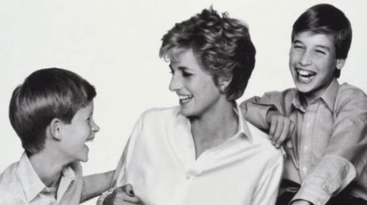 Diana de Gales junto a sus hijos, los Príncipes Guillermo y Harry de Inglaterra