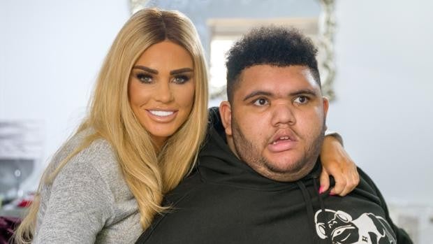 ¿Se aprovecha Katie Price de la enfermedad de su hijo?