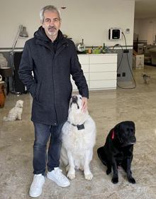 Carlos Sobera con algunos de sus perros