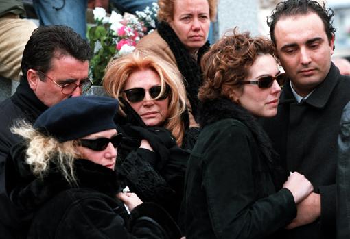 Rocío Jurado, Rocío Carrasco y Fidel Albiac en el funeral de Pedro Carrasco