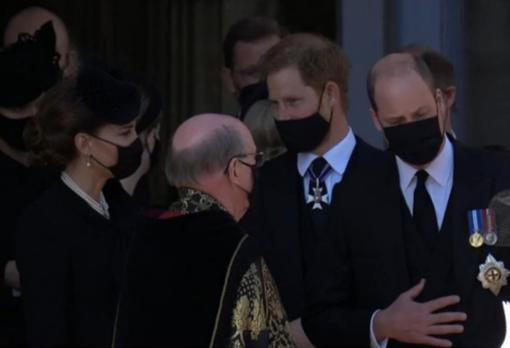 Guillermo y Harry protagonizan su primer acercamiento a la salida del funeral