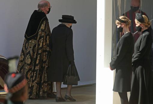 Isabel II entró en la Capilla de San Jorge acompañada por el obispo de Windsor