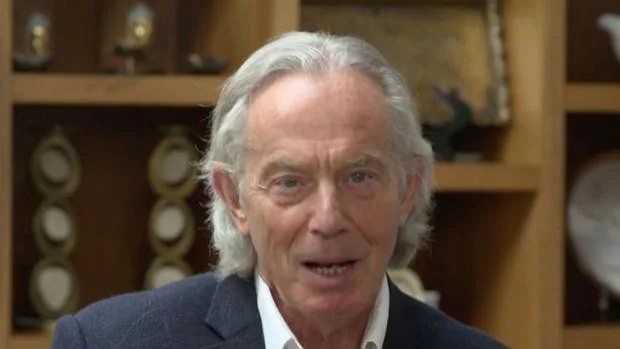 Así es el nuevo Tony Blair: con el pelo largo y canoso