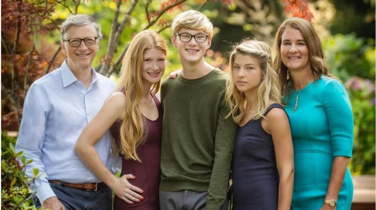 Bill y Melinda Gates junto a sus tres hijos