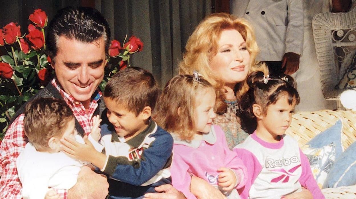 Imagen de archivo de José Ortega Cano junto a Rocío Jurado y los pequeños de la familia