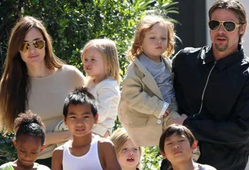 Angelina Jolie y Brad Pitt junto a sus hijos
