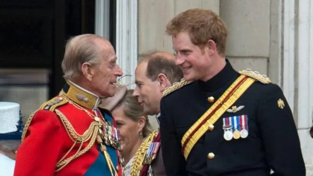 Indignación en Reino Unido: el Duque de Edimburgo no desheredó al Príncipe Harry