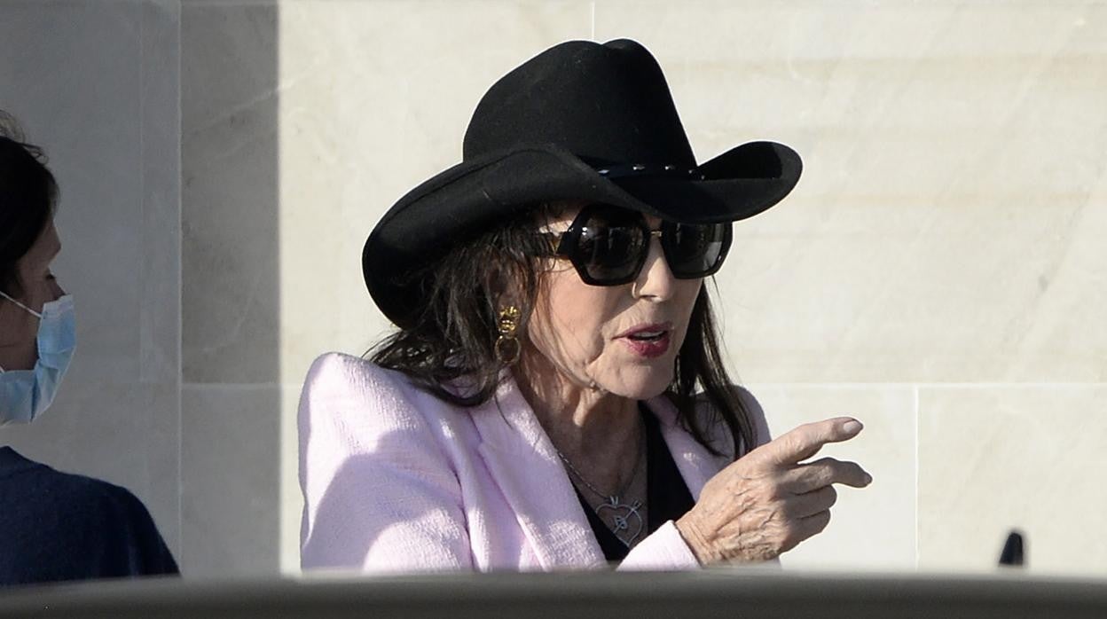 Joan Collins aterriza en Mallorca: «Me encanta el sol y los restaurantes que hay aquí»