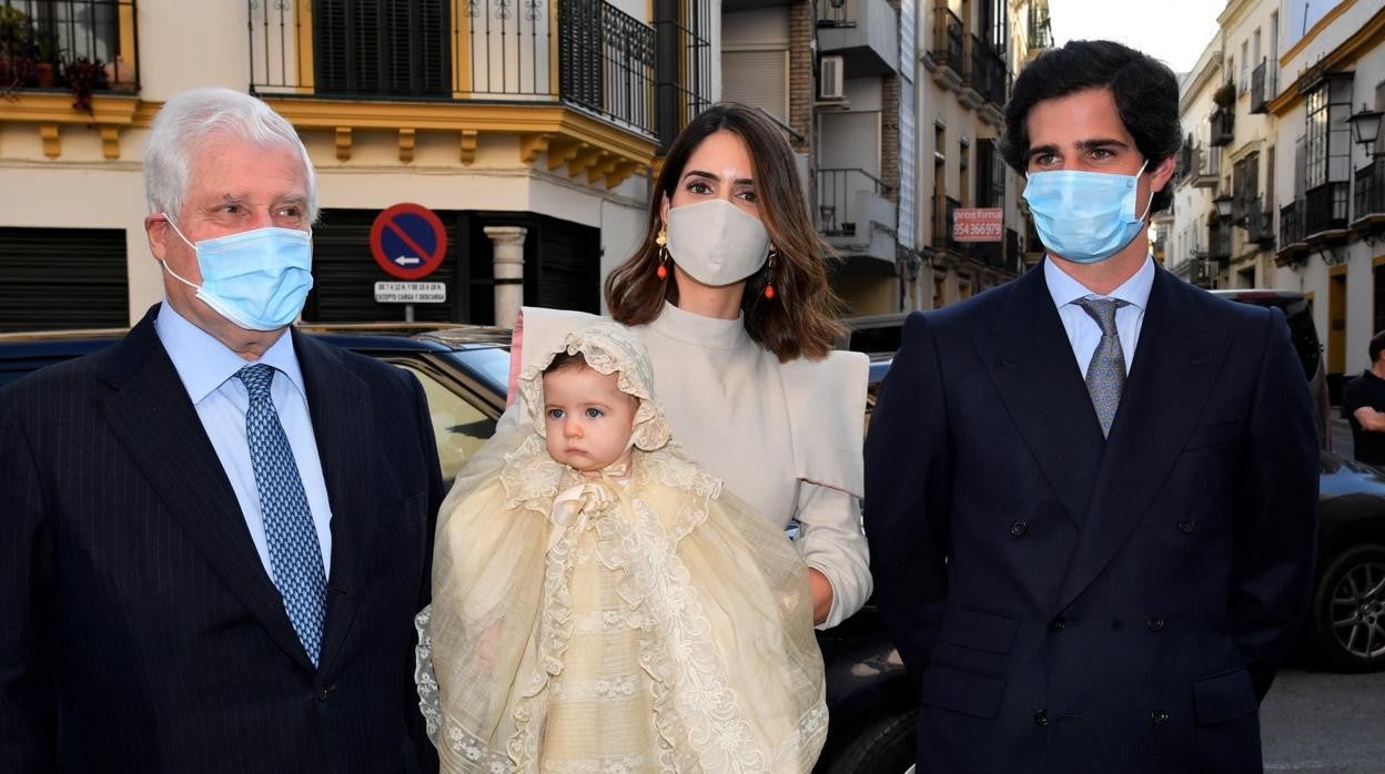 Los duques de Huéscar con su hija junto al duque de Alba, abuelo de la pequeña