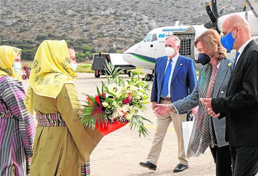 A su llegada a la isla de Leros junto al alcalde y el obispo
