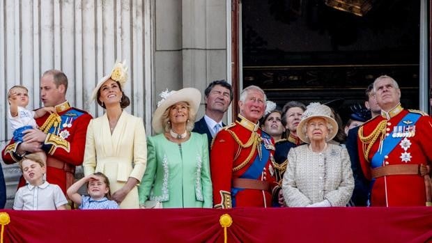 El racismo acecha a los Windsor; Buckingham vetó la contratación de inmigrantes