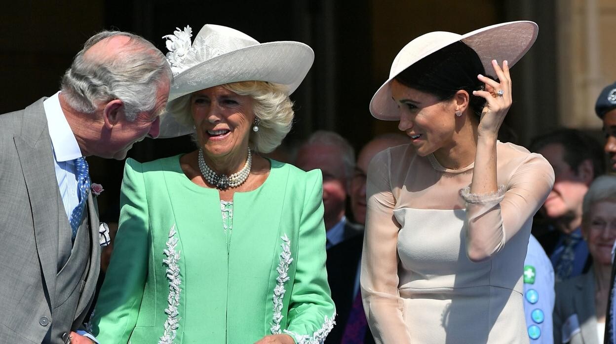 El Príncipe Carlos, su mujer Camilla y Meghan Markle