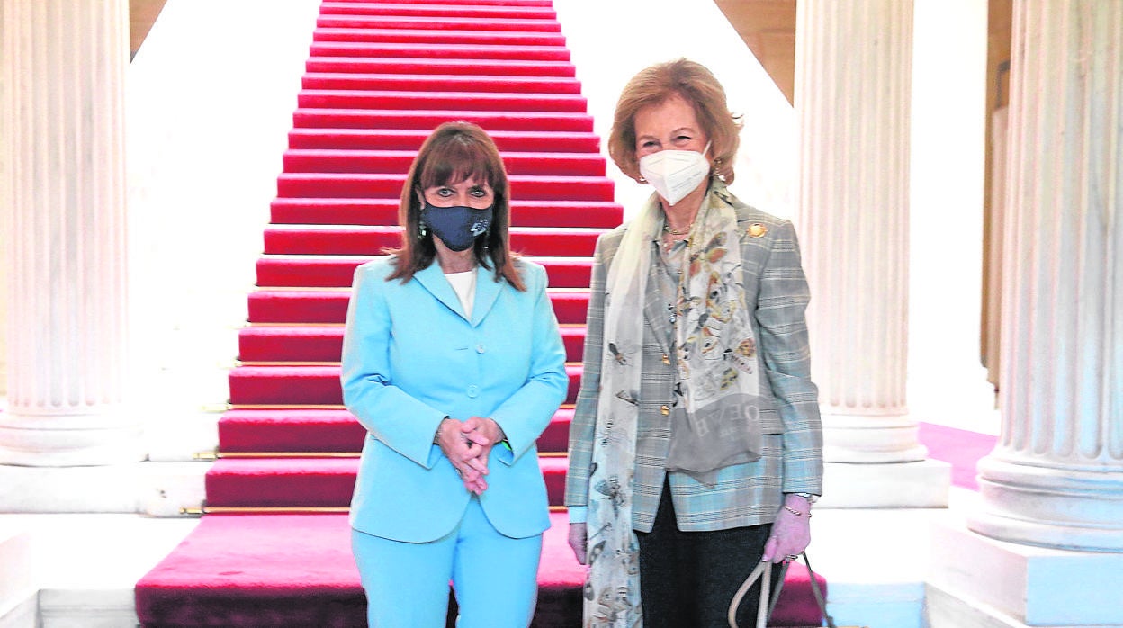 Doña Sofía junto a la presidenta
