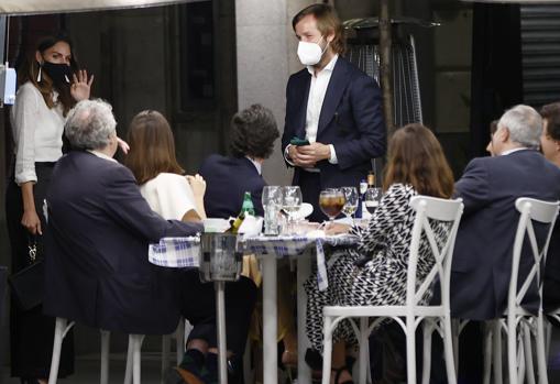 Amaia Salamanca y Rosauro Varo saludan a la familia Alba a la salida del Teatro Real