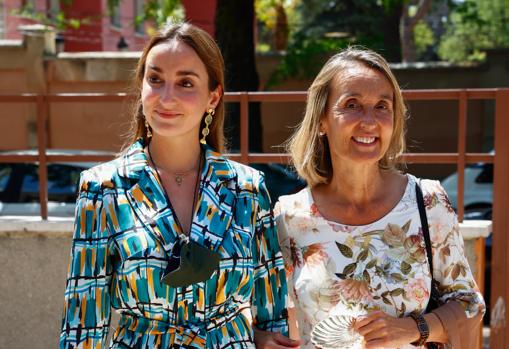 La madre y la hermana de María Pombo