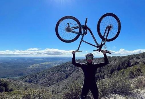 Monta en bicicleta desde los cuatro años