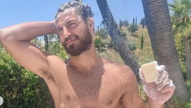 El irresistible desnudo integral de Maxi Iglesias a orillas del mar
