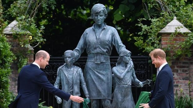 El reencuentro entre Guillermo y Harry frente a la estatua de Diana de Gales