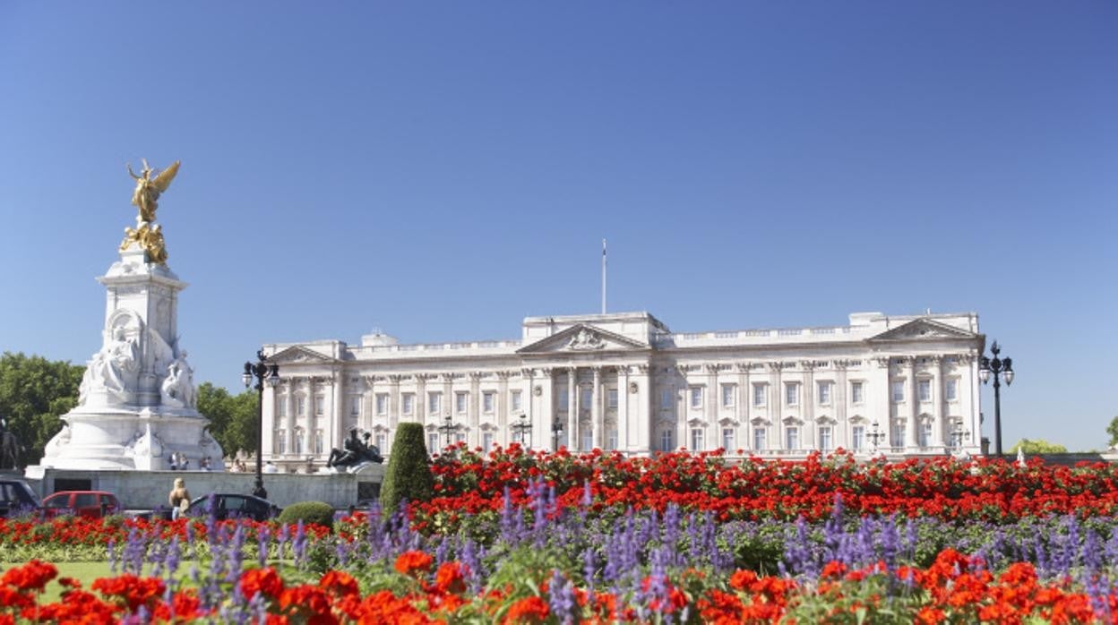 La Reina Isabel II abre al público las puertas de los jardines de Buckingham por primera vez en su historia