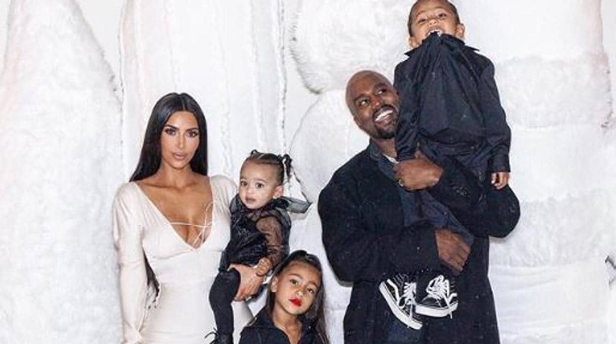 Kim Kardashian y Kanye West junto a sus hijos