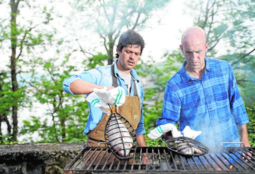 Aitor Arregi y Pablo Vicari cocinando a la parrilla el emblemático rodaballo de Elkano