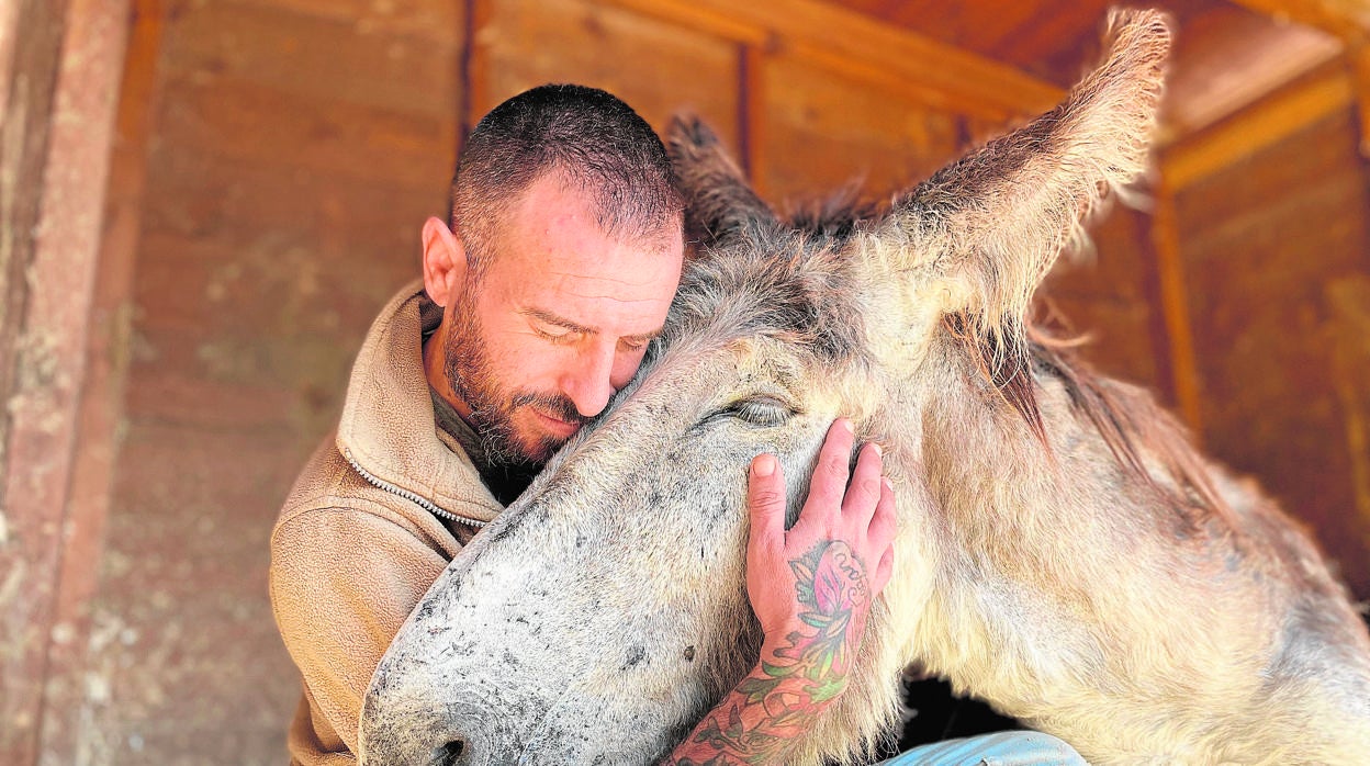 Ismael López junto a su burro, al que le tiene un cariño especial