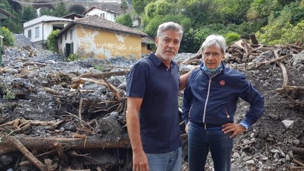 George Clooney se une a los voluntarios para limpiar las calles de fango tras las tormentas en el lago de Como