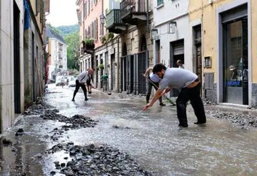 George Clooney se une a los voluntarios para limpiar las calles de fango tras las tormentas en el lago de Como