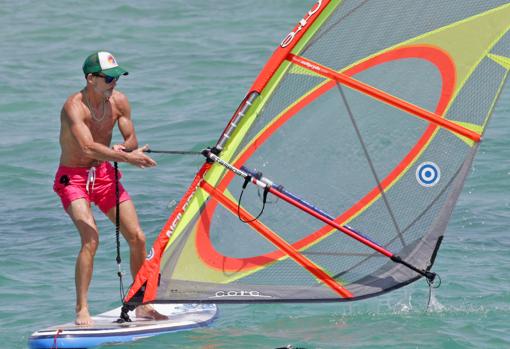 Kyril de Bulgaria, en Palma, haciendo windsurf