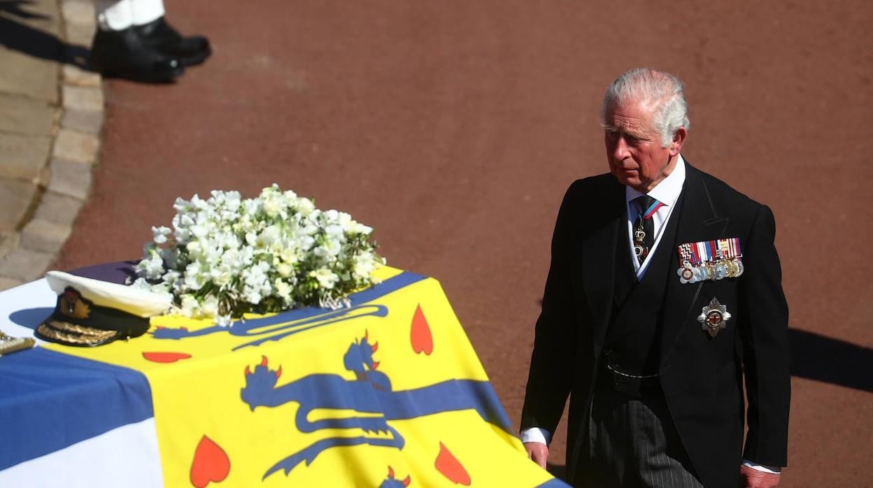 El Príncipe de Gales en el funeral de su padre