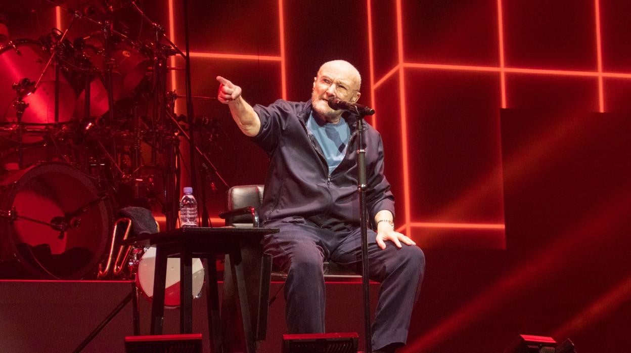 Phil Collins interpretó todas las canciones sentado en una silla