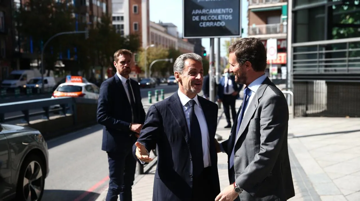 Nicolas Sarkozy y Pablo Casado, esta mañana a la entrada del Reina Sofía