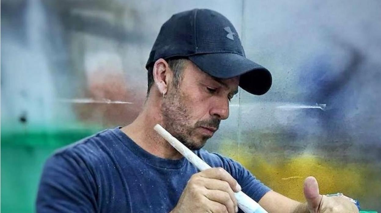 Nacho Palau pintando una vasija para el estudio de Daniel Perandres