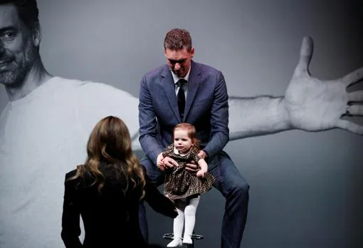Pau Gasol, con su hija, en la rueda de prensa que ha anunciado su retirada del baloncesto