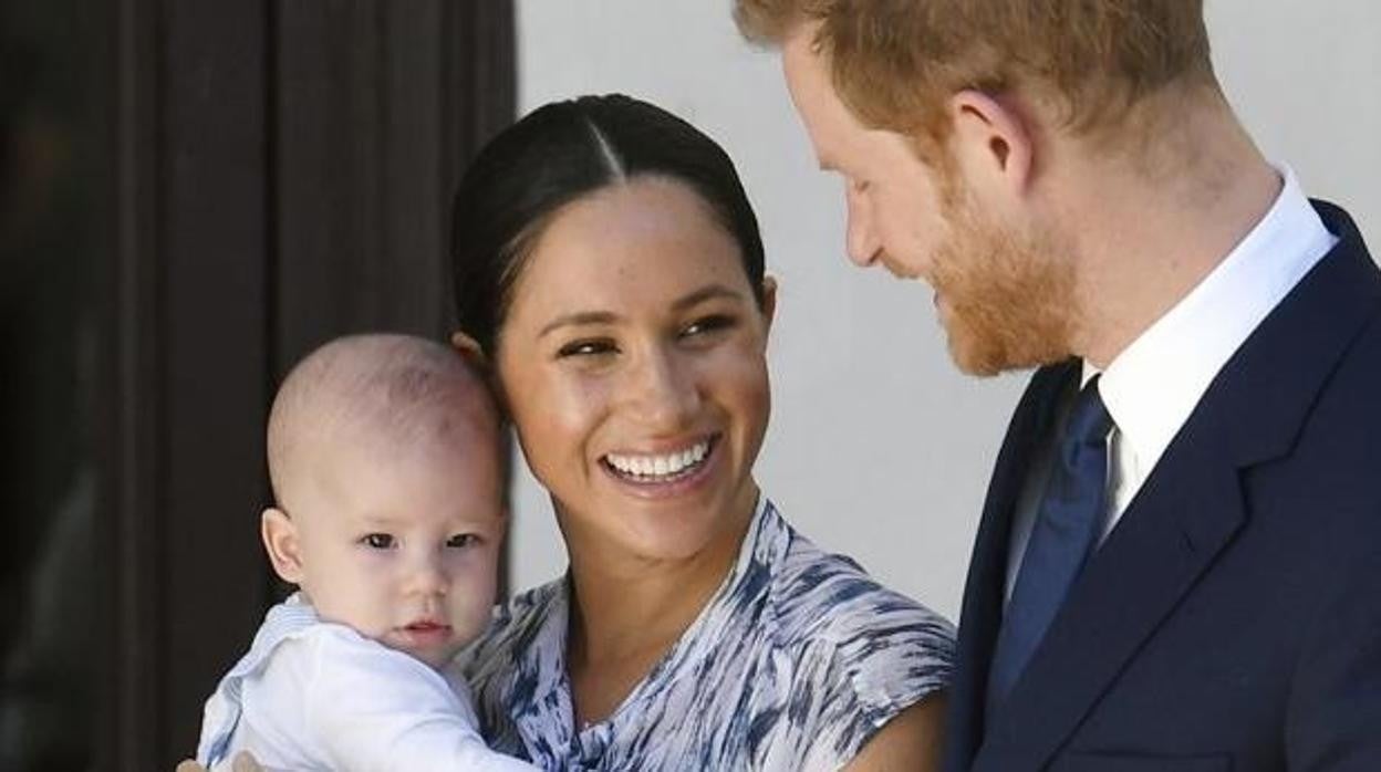 El Príncipe Harry y Meghan Markle junto a su hijo Archie